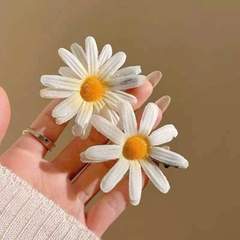 Set 2 Kẹp Mỏ Vịt Hoa Cúc Nhựa Nhụy Vàng Tiểu Thư 15536