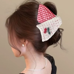 Kẹp Tóc Nhựa Cung Xoắn Vải Cherry Caro Đỏ 17926