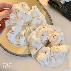 Cột Tóc Scrunchies Hoa Chấm Bi Viền Vải xếp Lớp Trắng 17283