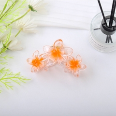 Kẹp Tóc Nhựa Hoa Sứ 3 Hoa Màu Trong 12848