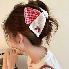Kẹp Tóc Nhựa Cung Xoắn Vải Cherry Caro Đỏ 17926