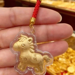 Móc Khoá Dây Đỏ Ngựa Vàng 24K Bọc Mica Trắng 16740