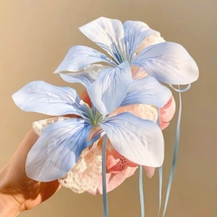 Kẹp Tóc Mỏ Vịt Hoa Lan Hòi Điệp & Hoa Ly Phối Nơ Ren 17367