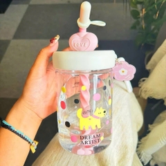 Bình Nước Nhựa Trong Suốt Nắp Tim Hoạt Hình Chia Vạch 800ml 16214
