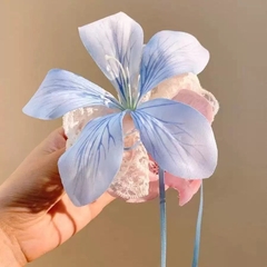 Kẹp Tóc Mỏ Vịt Hoa Lan Hòi Điệp & Hoa Ly Phối Nơ Ren 17367