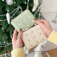 Ví Nữ Ngắn Da Thường Thêu Hoa Dập Chỉ Có Khóa Kéo 15327