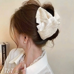 Kẹp Tóc Nhựa Cung Xoắn Vải Trắng Bóng Phối Ren Be 17823