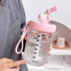 Bình Nước Nhựa Trong Suốt Nắp Tim Hoạt Hình Chia Vạch 800ml 16214