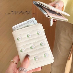 Ví Nữ Ngắn Da Thường Thêu Hoa Dập Chỉ Có Khóa Kéo 15327