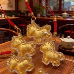 Móc Khoá Dây Đỏ Ngựa Vàng 24K Bọc Mica Trắng 16740