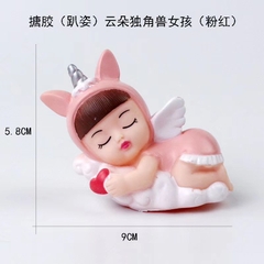 Bé sừng ôm mây