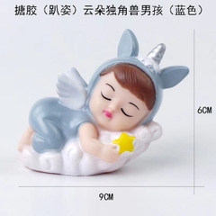 Bé sừng ôm mây