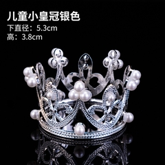 Vương miện nhựa nhỏ