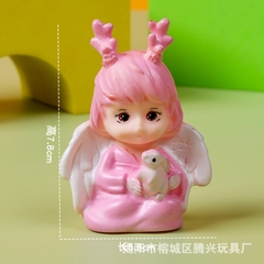 Bé sừng ôm thỏ