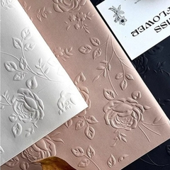 Giấy gói hoa, gói quà họa tiết hoa hồng in nổi dày dặn, xinh xắn