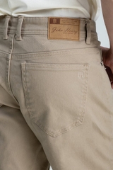 Quần Short Nam Khaki Trên Gối