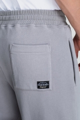 Quần Short Nam Khaki Trên Gối