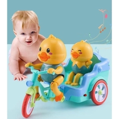 Đồ Chơi Vịt Vàng Đạp Xe, Có Nhạc Vui Nhộn Bánh Xe Phát Đèn Sáng, Nhựa An Toàn Cho Bé (Sử Dụng Pin)- POPIKIDS