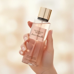 Xịt Thơm Toàn Thân Victoria's Secret Bare Vanilla Body Mist 250ml Hương Bánh Ngọt Vanilla Ấm Áp, Quyến Rũ