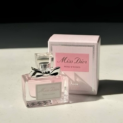 [Minisize] Nước Hoa Miss Dior Essence Parfum 5ml – Hương Hoa Trắng Sang Trọng, Quyến Rũ Và Đầy Mê Hoặc