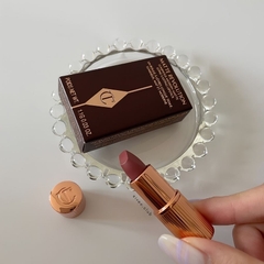 [Minisize] Son Charlotte Tilbury Matte Revolution Lipstick #Pillow Talk 1.1g – Sắc Hồng Nude Huyền Thoại Thanh Lịch Và Tôn Da