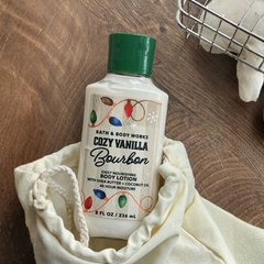 Sữa Dưỡng Thể Hương Nước Hoa Bath & Body Works Cozy Vanilla Bourbon 236ml Hương Vanilla Ngọt Ngào, Ấm Áp & Sang Trọng