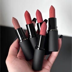 Son MAC Powder Kiss Lipstick #912 Taken Nude 3g – Son Lì Mờ Hazy Matte Màu Đỏ Beige Ấm Thời Thượng