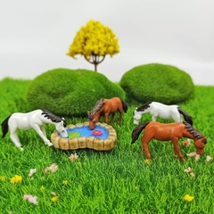 Mô Hình Ngựa Ăn Cỏ Trên Đồng Trang Trí Tiểu Cảnh, Terrarium, Bể cá Thủy Sinh (ZC-569)