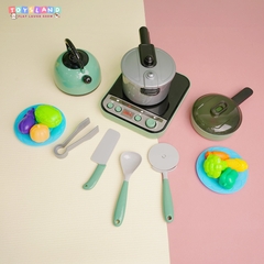 _0015-2  HỘP BẾP ĐIỆN PIN ĐÈN, 1 NỒI, 1 CHẢO, ẤM NƯỚC, CHÉN, DĨA, DAO, THỚT, GIÁ