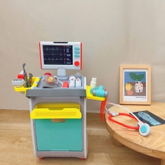 YY6024  HỘP KỆ XE ĐẨY BÁC SĨ PIN (TAI NGHE, MÀN HÌNH ĐO ĐIỆN TIM, ĐÈN PIN, KÉO)
