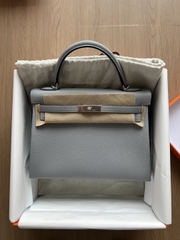 Kelly 32 - Gris Patin - Togo - PHW
