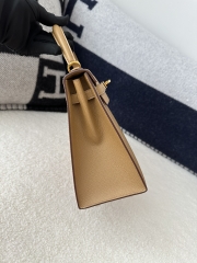 Kelly 25cm in imported Epsom grained leather, 0M Chai (milk tea) with gold hardware.