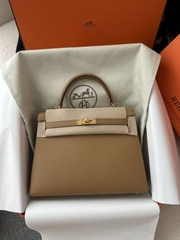 Kelly 25cm in imported Epsom grained leather, 0M Chai (milk tea) with gold hardware.