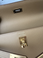 Kelly 25cm in imported Epsom grained leather, 0M Chai (milk tea) with gold hardware.