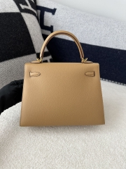 Kelly 25cm in imported Epsom grained leather, 0M Chai (milk tea) with gold hardware.