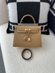 Kelly 25cm in imported Epsom grained leather, 0M Chai (milk tea) with gold hardware.