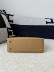 Kelly 25cm in imported Epsom grained leather, 0M Chai (milk tea) with gold hardware.