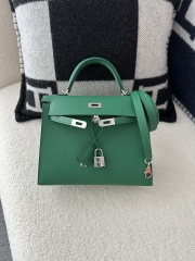 Kelly 25cm in imported Epsom grained leather, Z6 Malachite (peacock green) with gold hardware.
