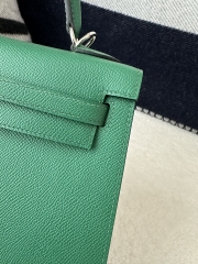 Kelly 25cm in imported Epsom grained leather, Z6 Malachite (peacock green) with gold hardware.