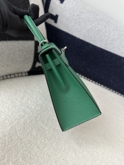 Kelly 25cm in imported Epsom grained leather, Z6 Malachite (peacock green) with gold hardware.