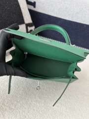 Kelly 25cm in imported Epsom grained leather, Z6 Malachite (peacock green) with gold hardware.