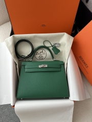 Kelly 25cm in imported Epsom grained leather, Z6 Malachite (peacock green) with gold hardware.