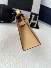 Kelly Pochette 22cm in Imported Swift Calfskin, 4B Biscuit Color with Gold Hardware