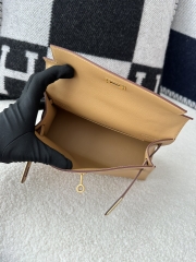 Kelly Pochette 22cm in Imported Swift Calfskin, 4B Biscuit Color with Gold Hardware