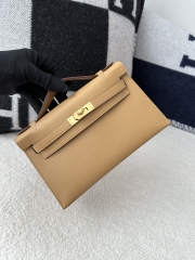 Kelly Pochette 22cm in Imported Swift Calfskin, 4B Biscuit Color with Gold Hardware