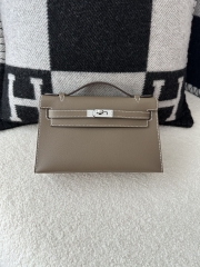 Kelly Pochette 22cm in Imported Swift Calfskin, CC18 Etoupe Grey with Silver Hardware