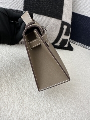 Kelly Pochette 22cm in Imported Swift Calfskin, CC18 Etoupe Grey with Silver Hardware