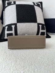 Kelly Pochette 22cm in Imported Swift Calfskin, CC18 Etoupe Grey with Silver Hardware