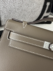 Kelly Pochette 22cm in Imported Swift Calfskin, CC18 Etoupe Grey with Silver Hardware