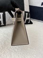 Kelly Pochette 22cm in Imported Swift Calfskin, CC18 Etoupe Grey with Silver Hardware